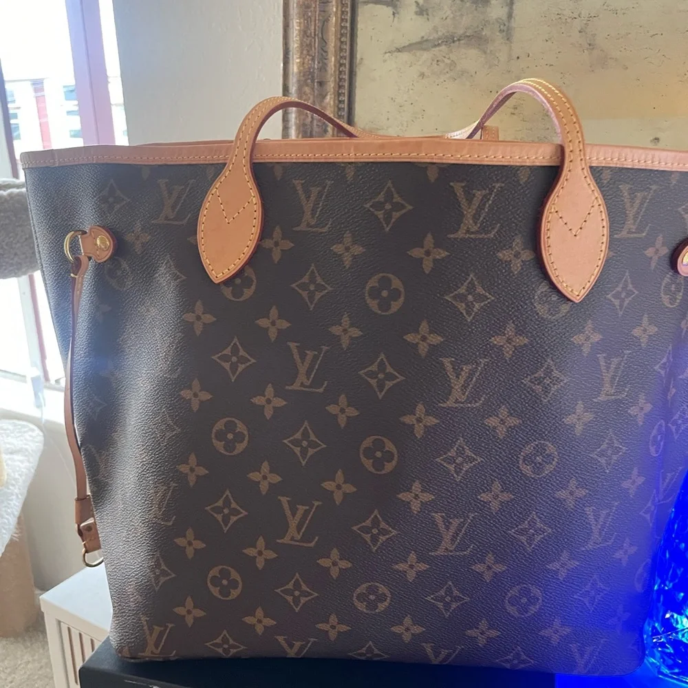 Louis Vuitton Neverfull MM Monogram Tote Bag - Picture 2 of 8